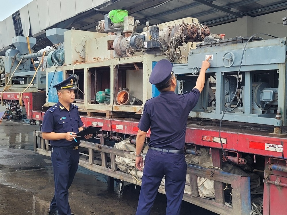 Công chức Hải quan kiểm tra mặt hàng máy móc NK. Ảnh: H.Nụ