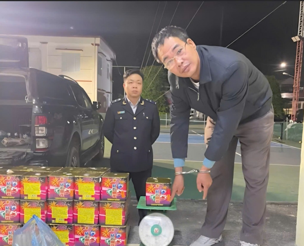 Hải quan khu vực XVI chủ trì bắt giữ đối tượng mua bán pháo hoa nổ nhập lậu tại Cao Bằng