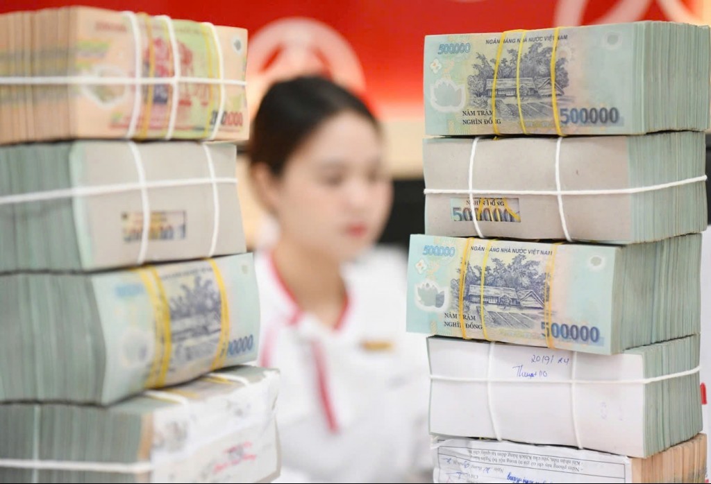 Tín dụng bứt tốc, thanh khoản co hẹp