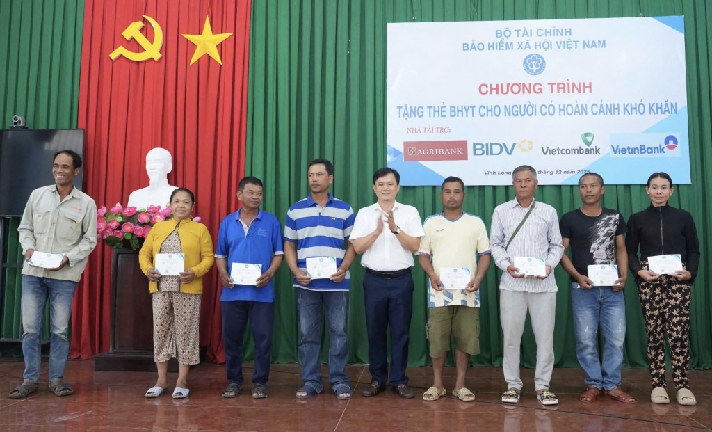 Trao tặng 600 thẻ BHYT cho đồng bào Khmer, tỉnh Vĩnh Long