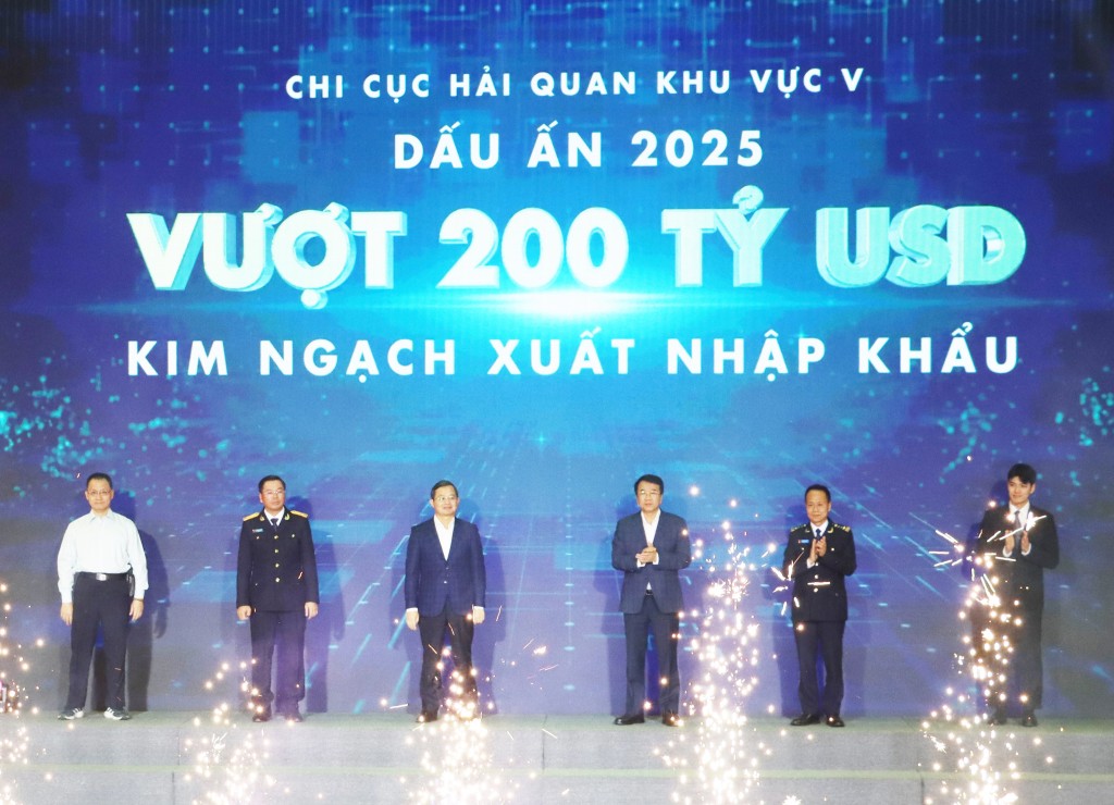 Kim ngạch xuất nhập khẩu qua Hải quan khu vực V lập kỷ lục hơn 200 tỷ USD