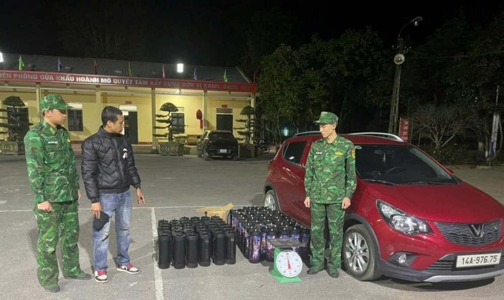 Chặn đứng xe ô tô chở 88 bình khí nghi là khí cười