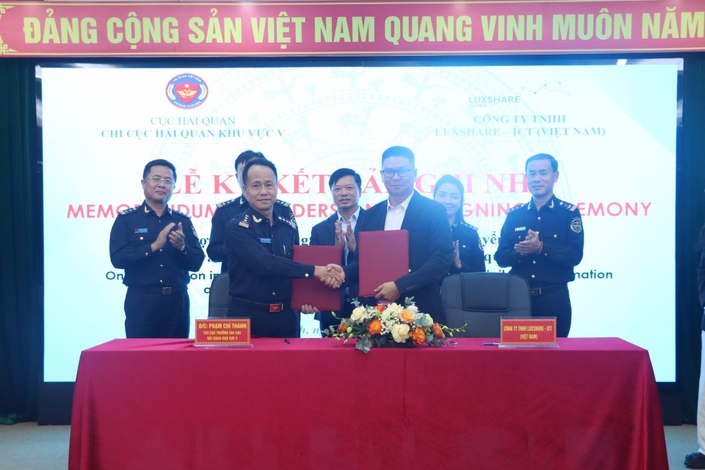 Đại diện Chi cục Hải quan khu vực V và Công ty Luxshare ICT Việt Nam ký Bản ghi nhớ hợp tác về khoa học công nghệ, chuyển đổi số. Ảnh: Q. Hùng