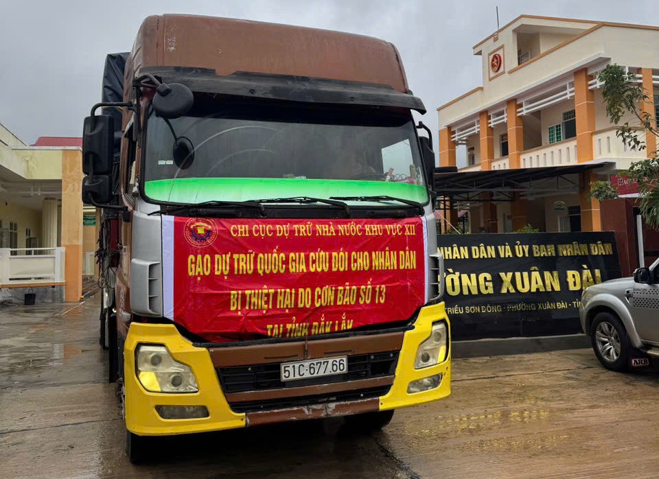Kịp thời xuất cấp gạo để hỗ trợ người dân khắc phục hậu quả thiên tai, mưa lũ