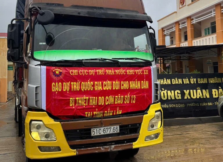 Kịp thời xuất cấp gạo để hỗ trợ người dân khắc phục hậu quả thiên tai, mưa lũ