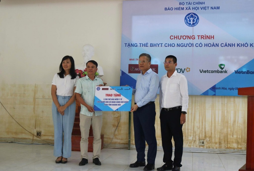 Quà an sinh đến kịp thời với người dân vùng lũ Khánh Hòa