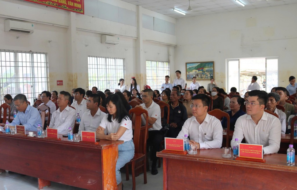Quà an sinh đến kịp thời với người dân vùng lũ Khánh Hòa