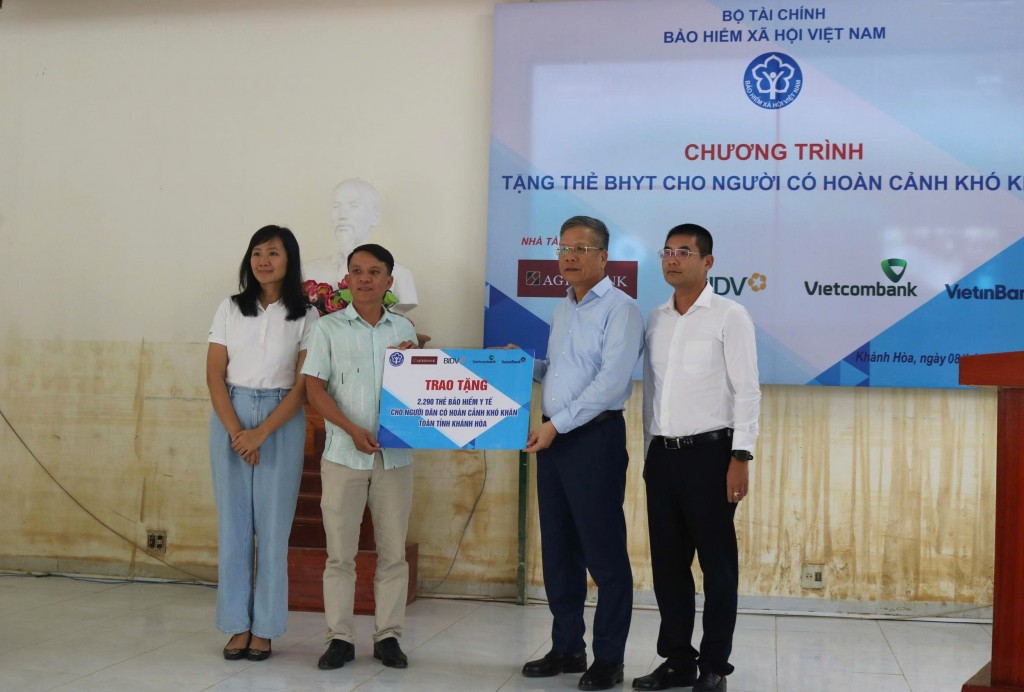 Quà an sinh đến kịp thời với người dân vùng lũ Khánh Hòa