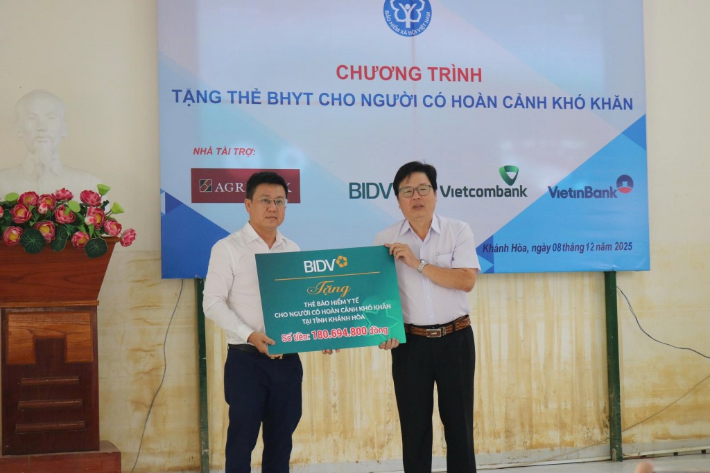 Quà an sinh đến kịp thời với người dân vùng lũ Khánh Hòa