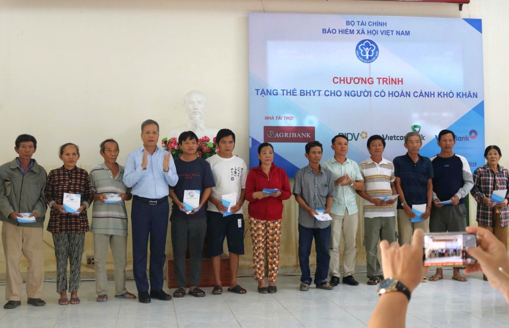 Quà an sinh đến kịp thời với người dân vùng lũ Khánh Hòa
