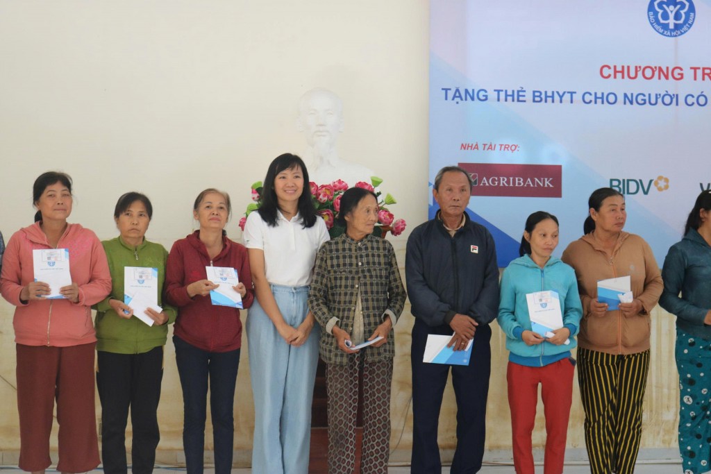 Quà an sinh đến kịp thời với người dân vùng lũ Khánh Hòa