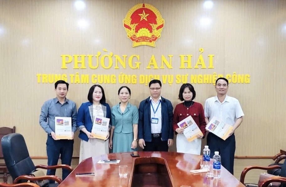 TP. Đà Nẵng: Nhiều học sinh khó khăn được tặng thẻ bảo hiểm y tế