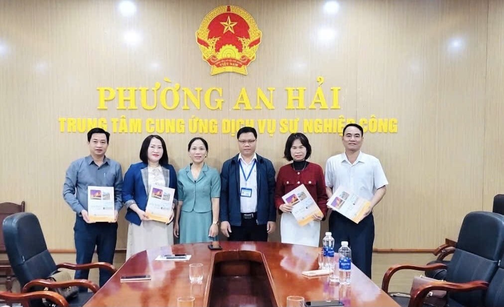 TP. Đà Nẵng: Nhiều học sinh khó khăn được tặng thẻ bảo hiểm y tế