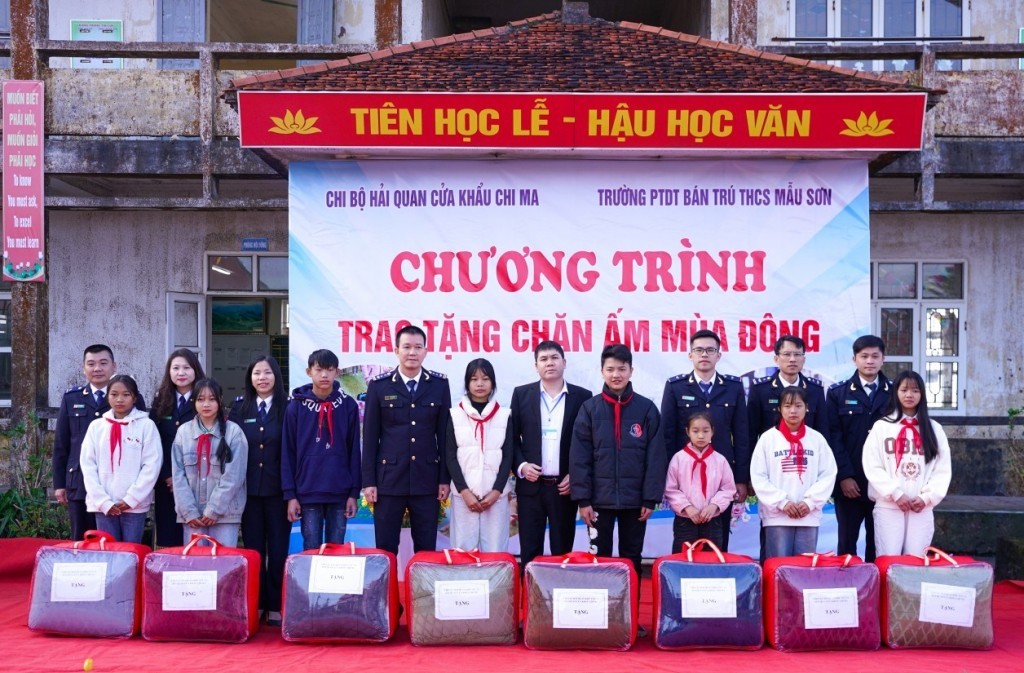 Hải quan cửa khẩu Chi Ma trao 55 suất quà cho học sinh vùng cao xã Mẫu Sơn