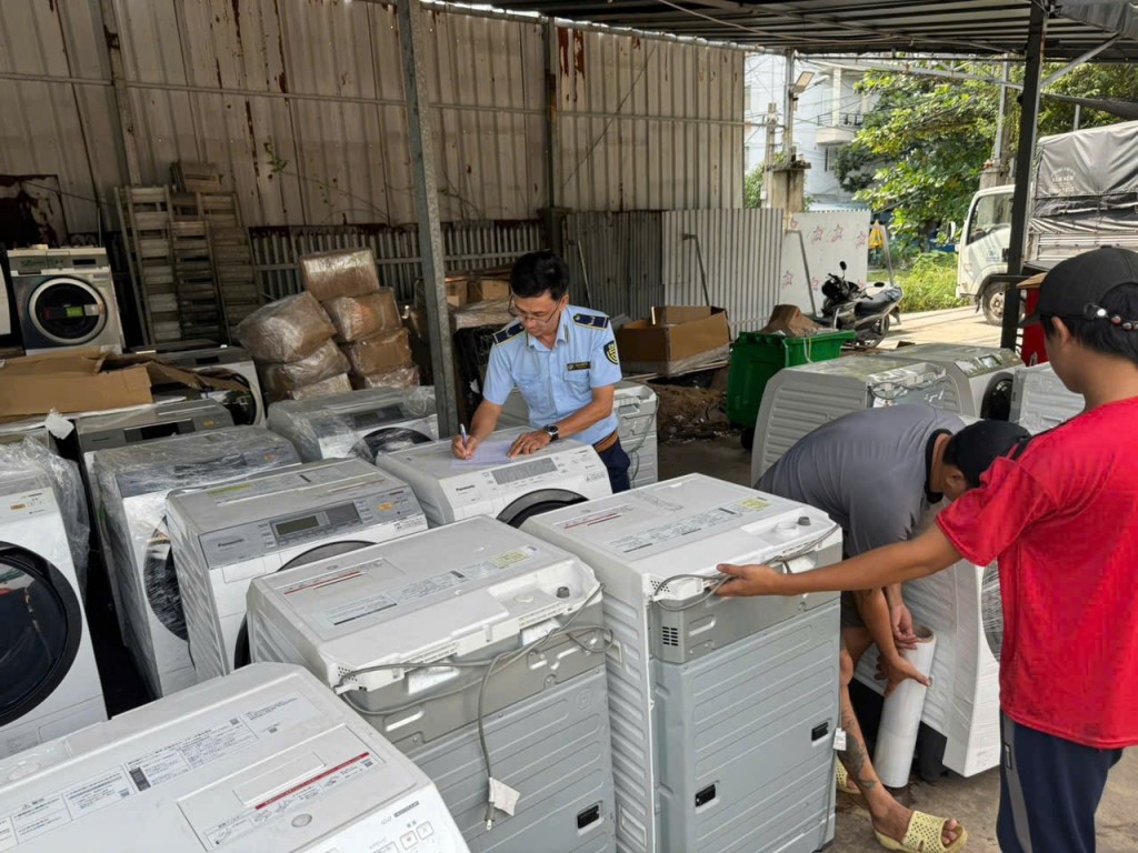 Phát hiện kho hàng điện lạnh cấm nhập tại TP. Hồ Chí Minh