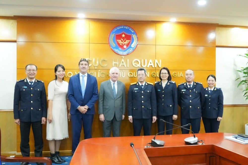 Đoàn Hải quan Việt Nam và Đại sứ quán nước Cộng hòa Ác-hen-ti-na chụp ảnh lưu niệm.