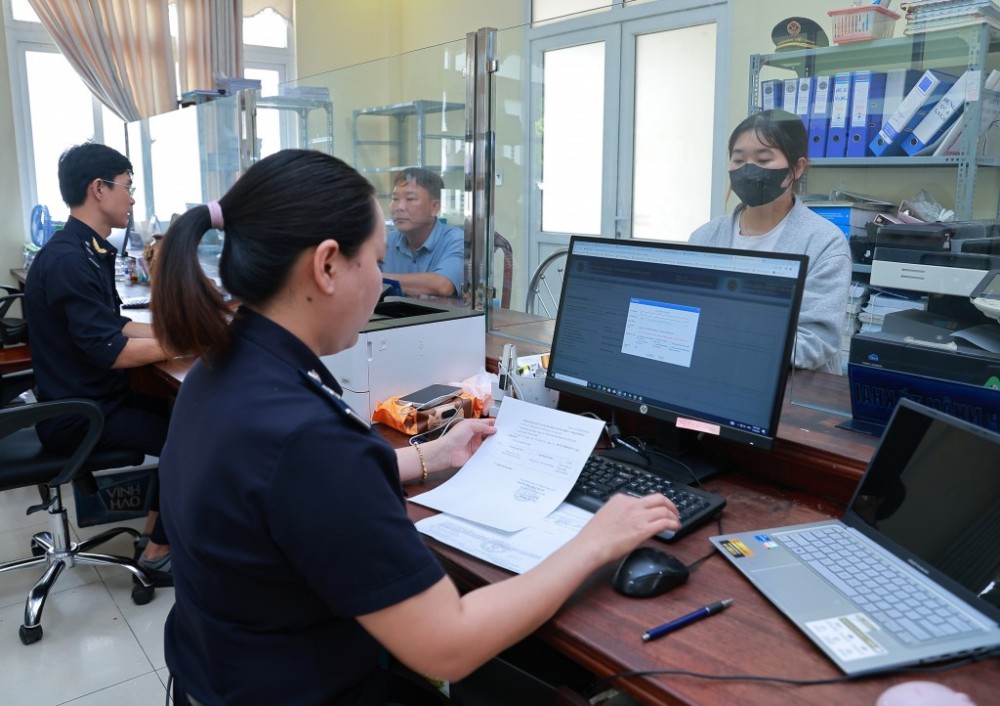 Công chức Hải quan KCN Trảng Bàng (Chi cục Hải quan khu vực XVII) làm thủ tục hải quan cho doanh nghiệp. Ảnh: T.D