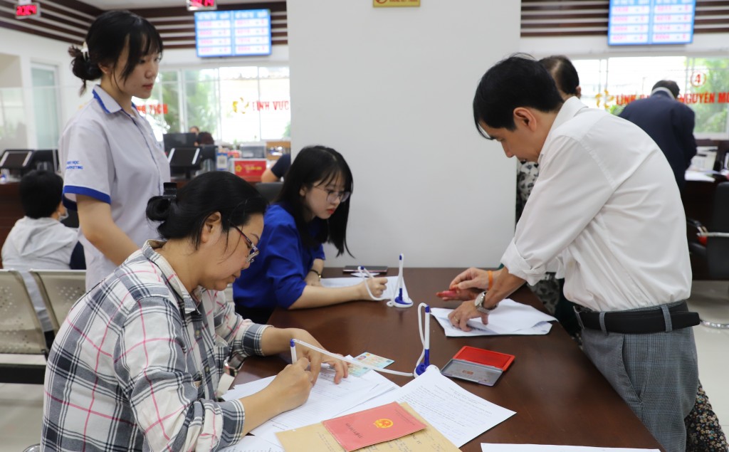 TP. Hồ Chí Minh thống nhất tăng thêm thu nhập cho 2 nhóm công chức ...