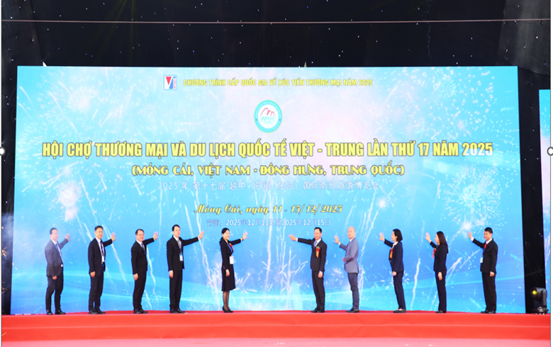 Các đại biểu ấn nút khai mạc Hội chợ Thương mại và Du lịch quốc tế Việt - Trung lần thứ 17 năm 2025 .