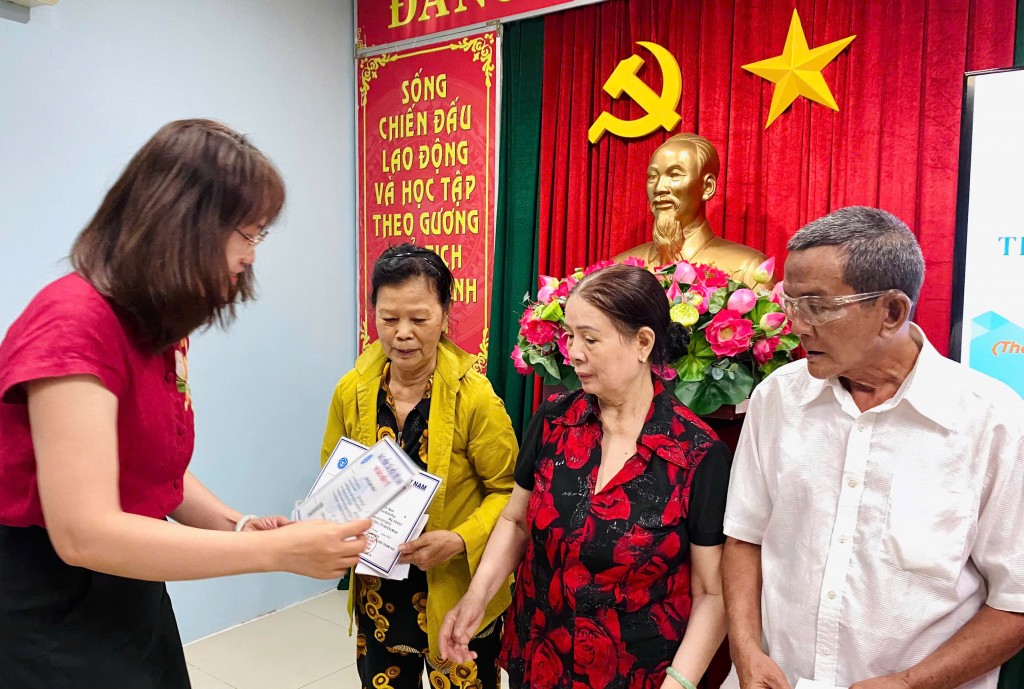 BHXH Cơ Sở Bình Tiên (TP. Hồ Chí Minh): Niềm vui đến với hàng ngàn người cao tuổi