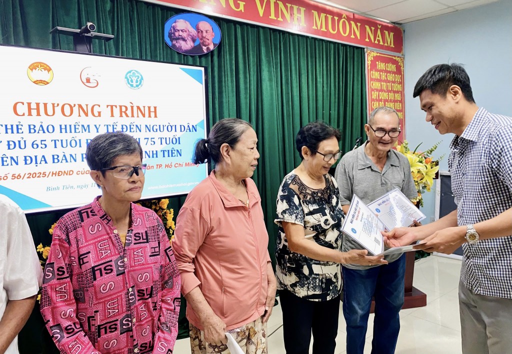 BHXH Cơ Sở Bình Tiên (TP. Hồ Chí Minh): Niềm vui đến với hàng ngàn người cao tuổi
