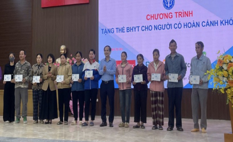 Phú Thọ trao tặng thẻ bảo hiểm y tế cho người có hoàn cảnh khó khăn