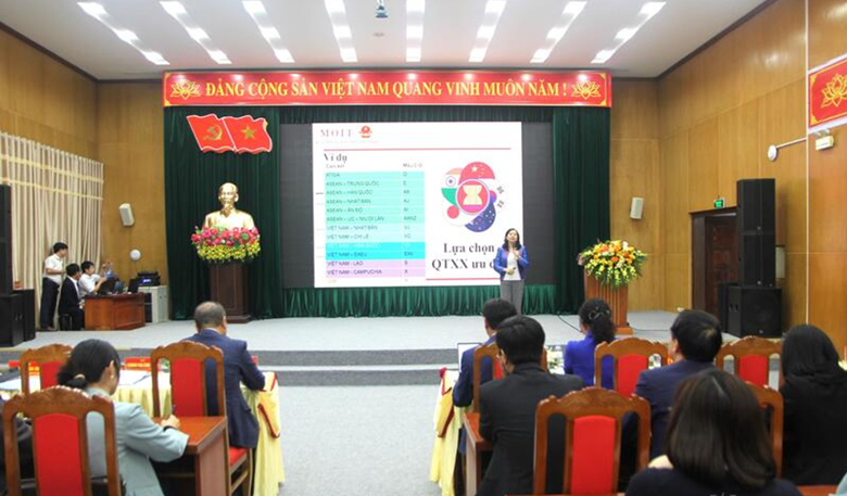 Đại diện Cục Xuất nhập khẩu thảo luận cùng các đại biểu tại Hội nghị. 
