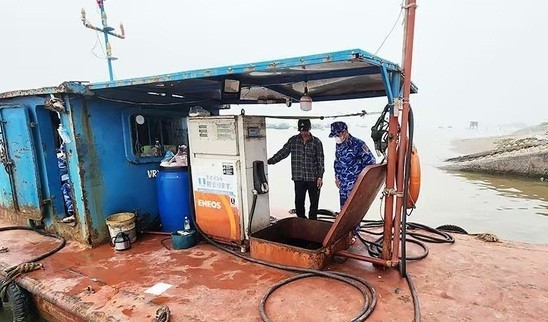 Lực lượng Cảnh sát biển kiểm tra tàu vi phạm. Lực lượng Cảnh sát biển kiểm tra tàu vi phạm.