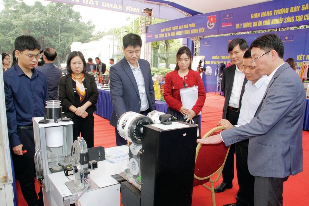 Lãnh đạo Sở Khoa học và Công nghệ tỉnh Hưng Yên cùng các doanh nghiệp tham quan gian hàng khởi nghiệp.
