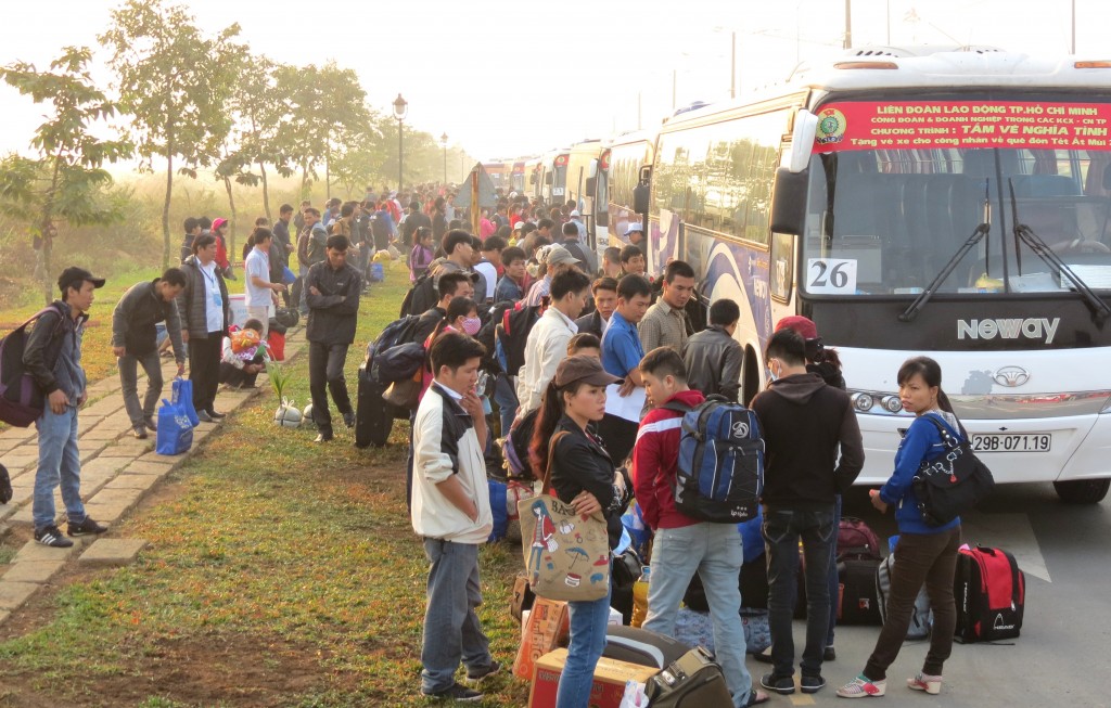 TP. Hồ Chí Minh: Tặng 800 vé xe giúp người lao động về quê đón Tết TP. Hồ Chí Minh: Tặng 800 vé xe giúp người lao động về quê đón Tết