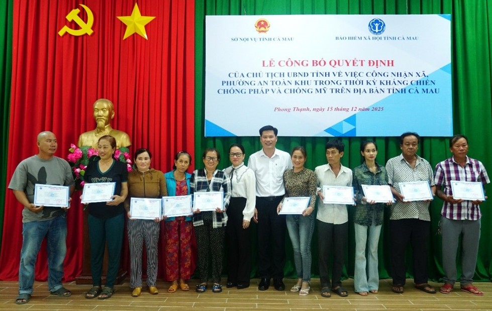 Cà Mau: Trao thẻ BHYT cho người dân tại xã, phường An toàn khu