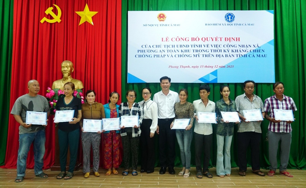 Cà Mau: Trao thẻ BHYT cho người dân tại xã, phường An toàn khu