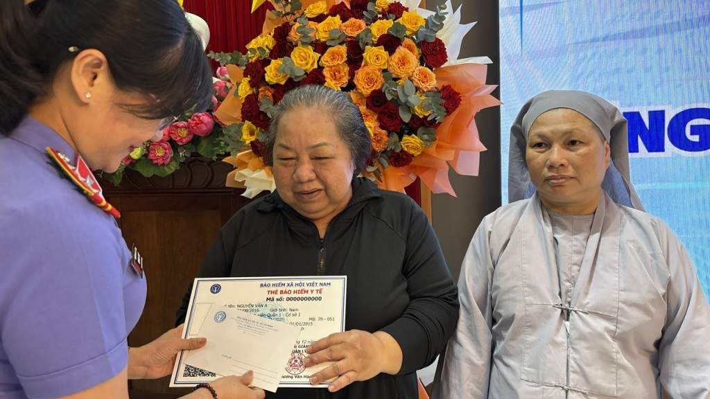Tặng hơn 3.000 thẻ BHYT cho người khó khăn tại TP. Hồ Chí Minh
