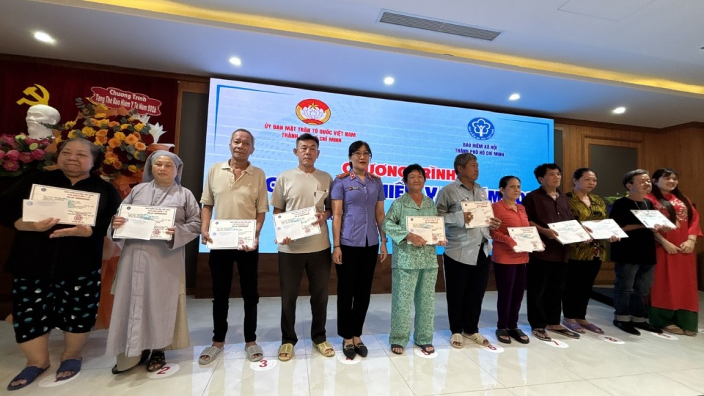 Tặng hơn 3.000 thẻ BHYT cho người khó khăn tại TP. Hồ Chí Minh