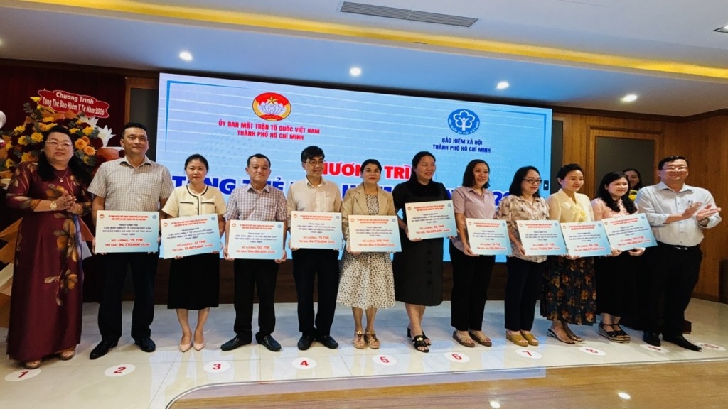 Tặng hơn 3.000 thẻ BHYT cho người khó khăn tại TP. Hồ Chí Minh