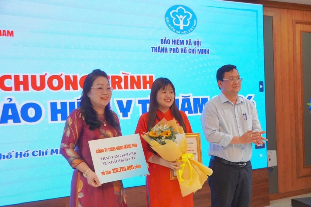 Tặng hơn 3.000 thẻ BHYT cho người khó khăn tại TP. Hồ Chí Minh