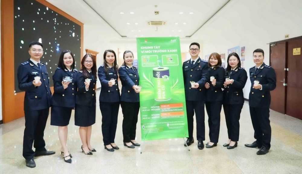 Thanh niên Hải quan tổ chức chương trình “Thu pin cũ – Đổi cây xanh”