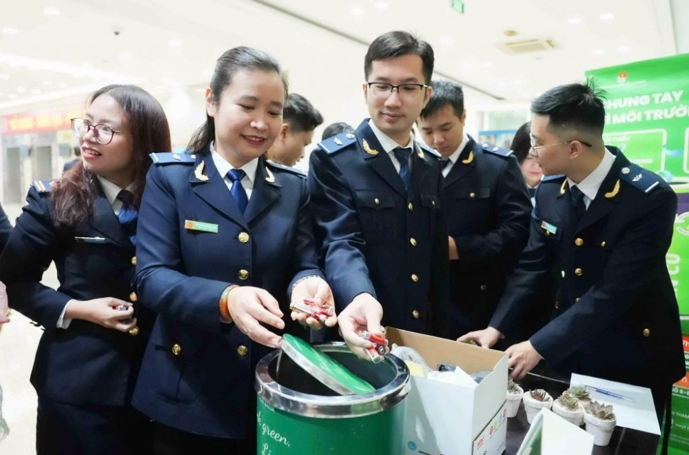 Thanh niên Hải quan tổ chức chương trình “Thu pin cũ – Đổi cây xanh”