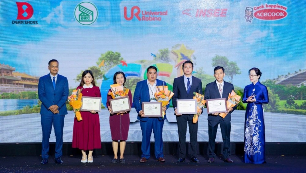 Đại diện Acecook Việt Nam (thứ 2 từ trái qua) nhận giải chuyên đề Top 5 Doanh nghiệp tiên phong thực hiện kinh tế tuần hoàn và cắt giảm phát thải khí nhà kính Đại diện Acecook Việt Nam (thứ 2 từ trái qua) nhận giải chuyên đề Top 5 Doanh nghiệp tiên phong thực hiện kinh tế tuần hoàn và cắt giảm phát thải khí nhà kính