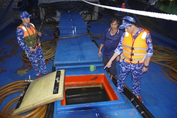 Lực lượng Cảnh sát biển kiểm tra số dầu DO vi phạm.