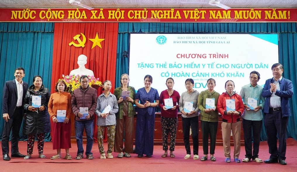 Gia Lai: Tặng 107 thẻ BHYT cho người dân khó khăn tại xã Tuy Phước Đông