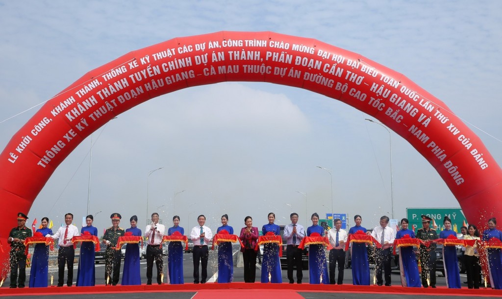 Khánh thành và thông xe kỹ thuật tuyến cao tốc Cần Thơ đến Cà Mau Khánh thành và thông xe kỹ thuật tuyến cao tốc Cần Thơ đến Cà Mau