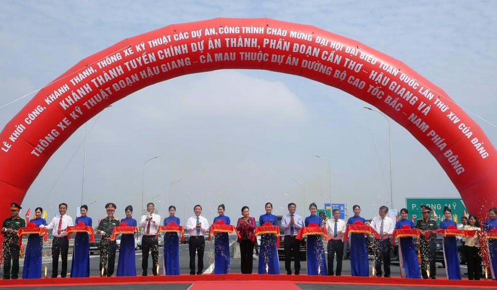 Khánh thành và thông xe kỹ thuật tuyến cao tốc Cần Thơ đến Cà Mau