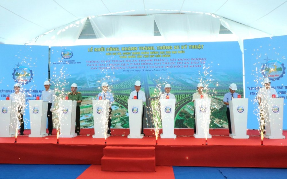 Các đại biểu thực hiện nghi thức bấm nút thông xe dự án. Ảnh: Vương Thế Các đại biểu thực hiện nghi thức bấm nút thông xe dự án. Ảnh: Vương Thế