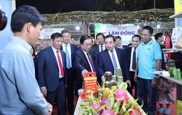 Phó Chủ tịch Quốc hội Lê Minh Hoan cùng các đại biểu tham quan gian hàng tại Festival OCOP Việt Nam 2025. 