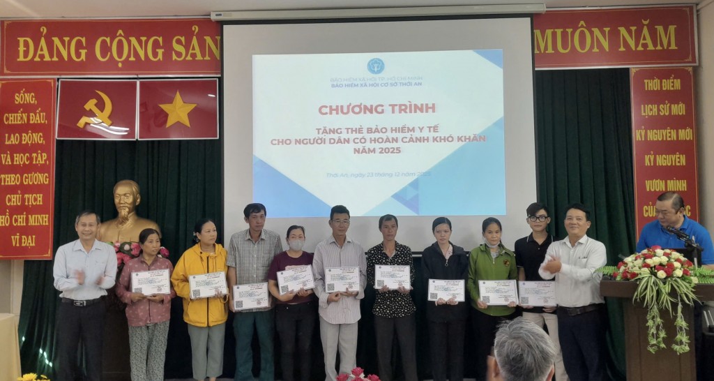 BHXH cơ sở Thới An (TP. Hồ Chí Minh): Người dân cảm thấy ấm lòng khi nhận thẻ BHYT