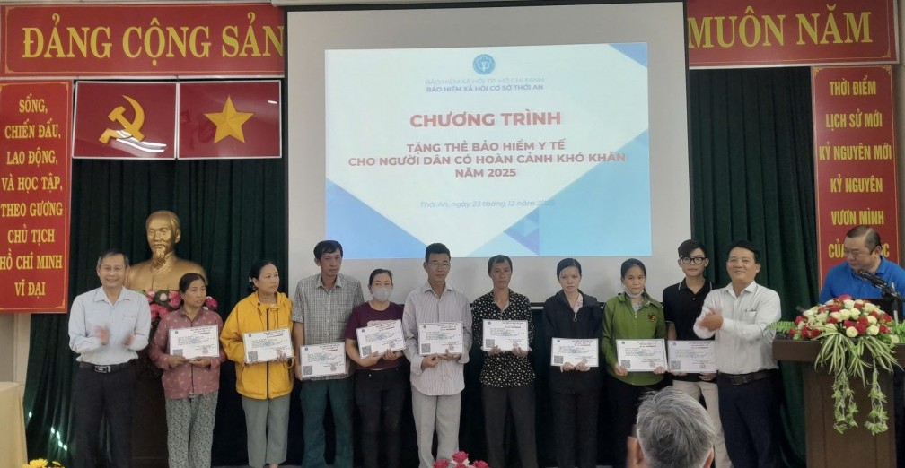 BHXH cơ sở Thới An (TP. Hồ Chí Minh): Người dân cảm thấy ấm lòng khi nhận thẻ BHYT