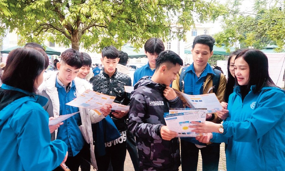 Tư vấn chnh sách BHXH, BHYT cho người lao động.