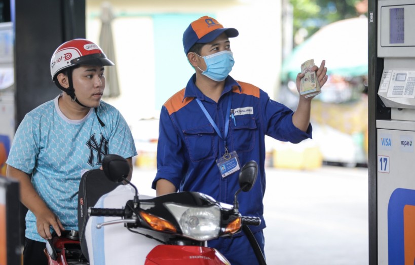 Giá xăng dầu ngày mai dự báo tiếp tục giảm