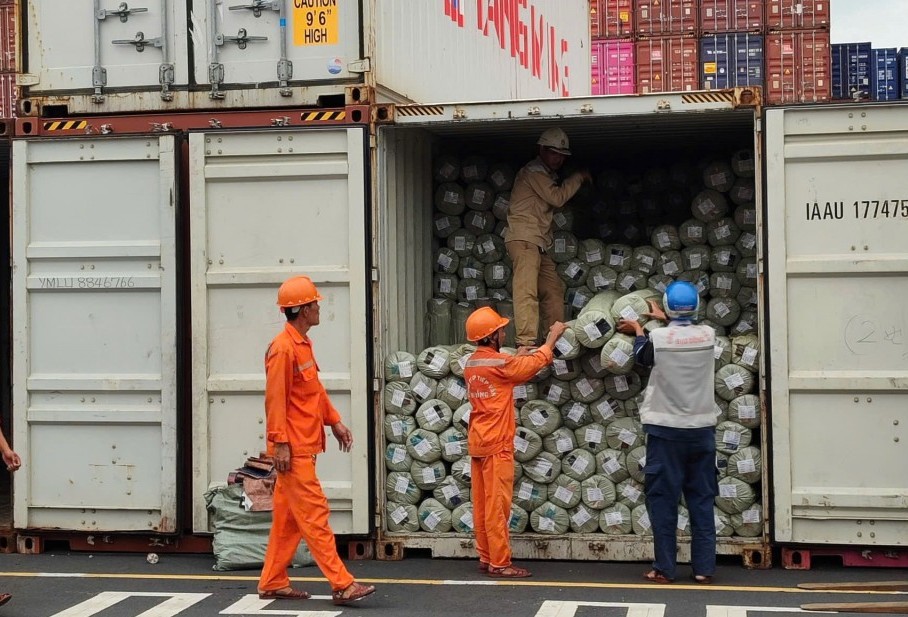 Phát hiện lô hàng vải dệt kim xuất khẩu giả mạo xuất xứ Việt Nam